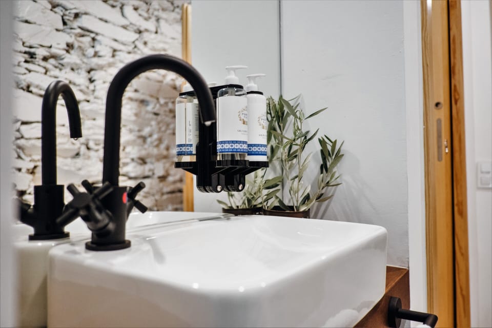 Standard Room, 2 Bedrooms | Bathroom | Shower, designer toiletries, hair dryer, towels