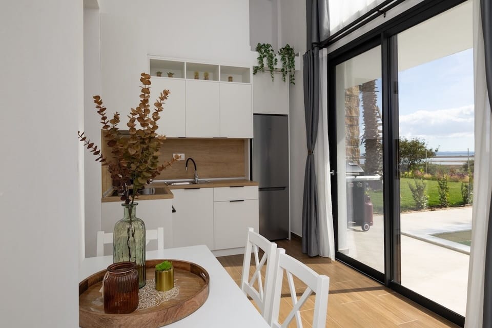 Rocky Villa | Private kitchen | Stovetop, electric kettle, toaster, eco-friendly cleaning products