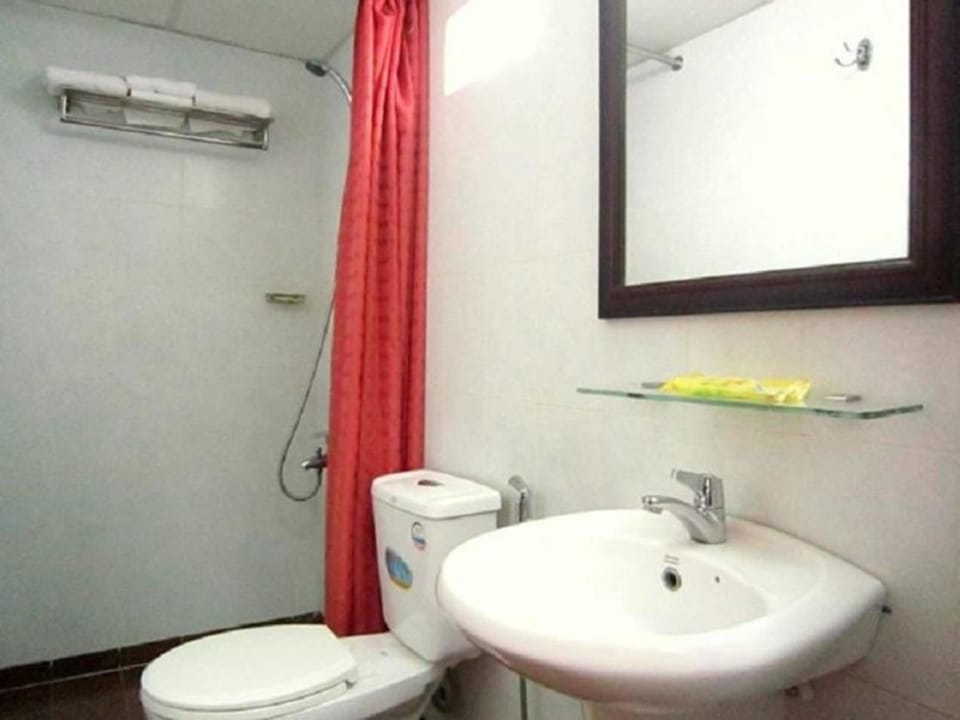 Deluxe Double Room (with Window) | Bathroom | Shower, hair dryer, slippers, bidet
