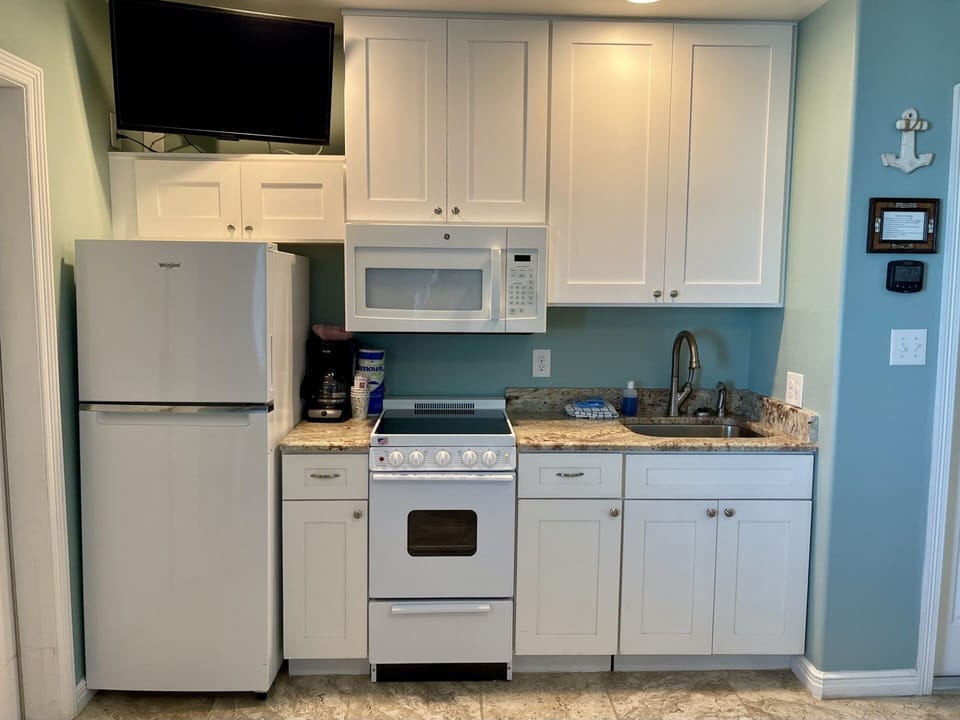 Condo, 3 Bedrooms | Private kitchen