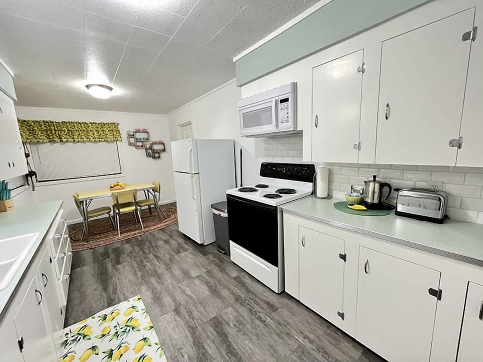 Cottage #7 (Not Dog-Friendly) | Private kitchen | Microwave