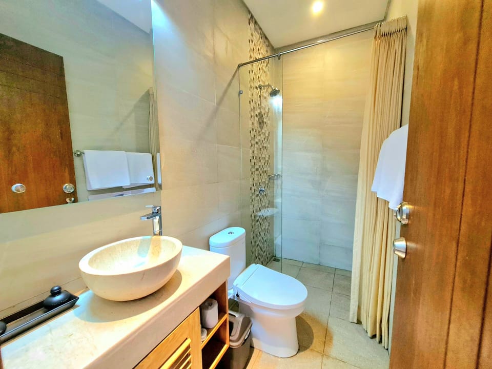 Standard Double | Bathroom | Shower, rainfall showerhead, hair dryer, towels