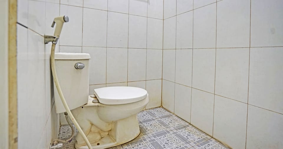 Standard Double Room | Bathroom | Shower, shampoo, toilet paper
