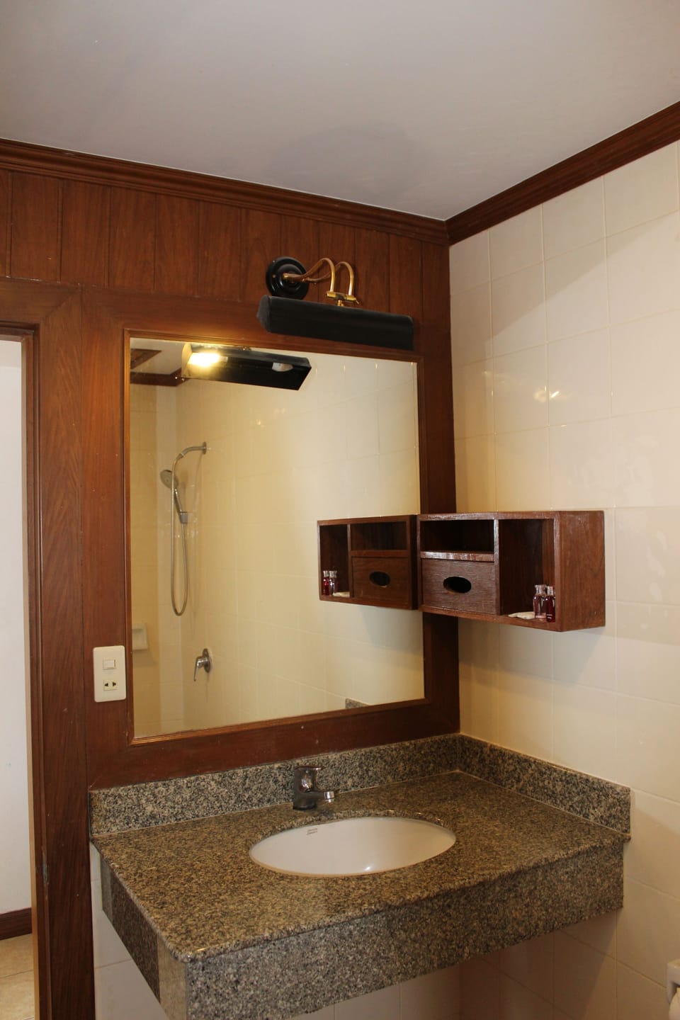 Superior Room | Bathroom | Shower, free toiletries, hair dryer, towels