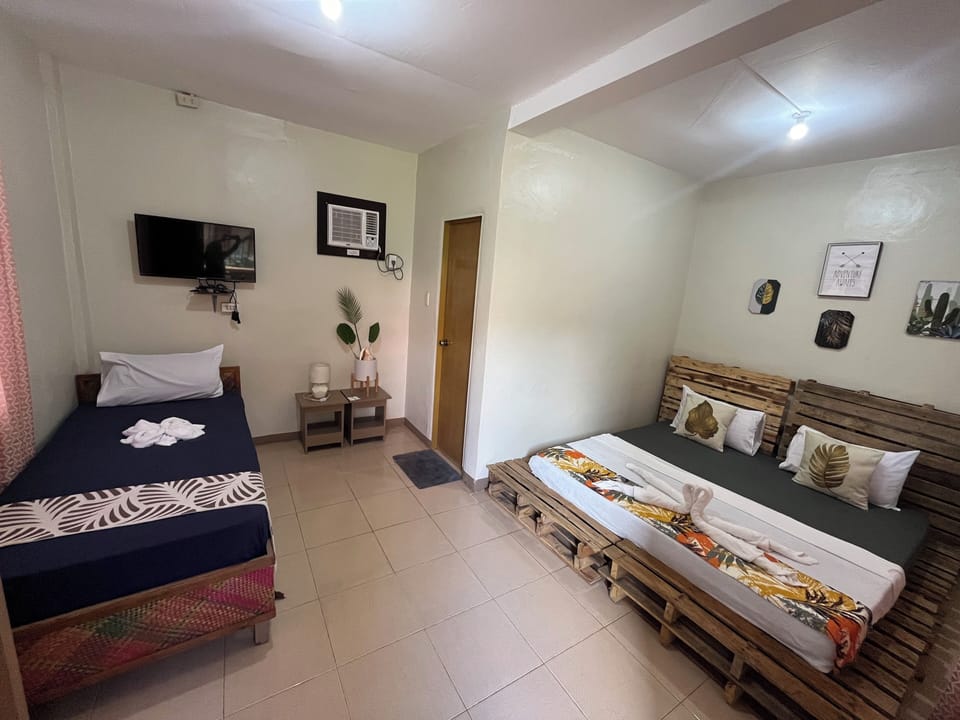 Standard Triple Room, 1 King Bed | Bed sheets