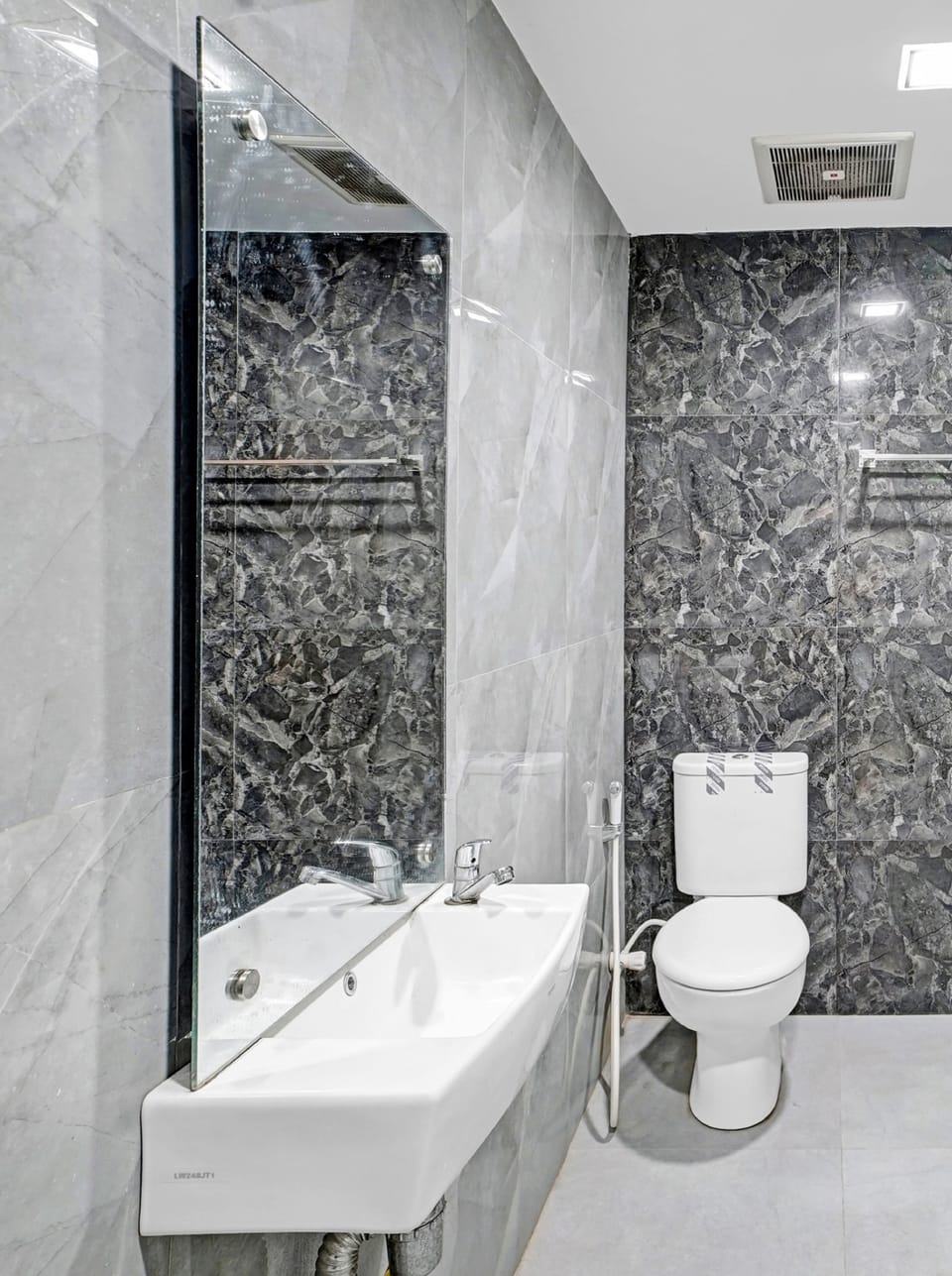 Superior Suite | Bathroom | Shower, bidet, towels