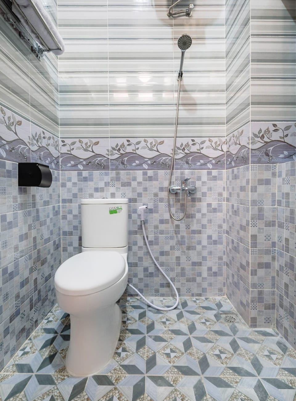 Family Studio Suite | Bathroom | Shower