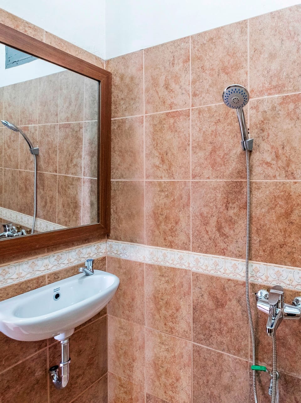 Standard Twin Room | Bathroom | Shower, shampoo