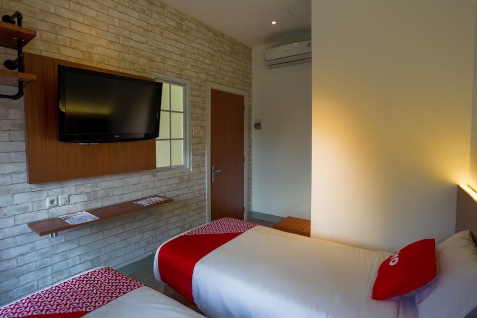 Standard Twin Room | Laptop workspace, bed sheets