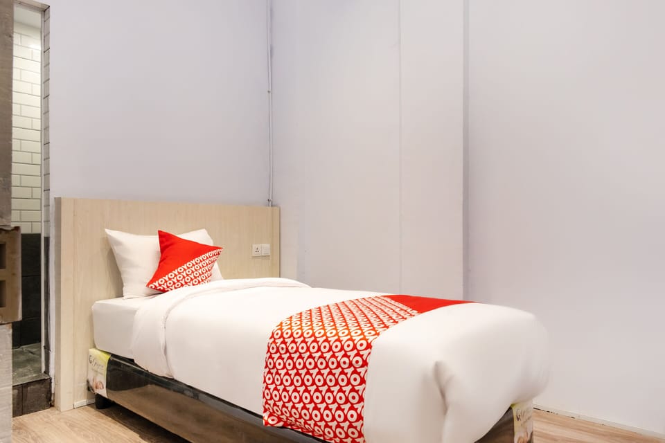 Standard Single Room | Desk, laptop workspace, soundproofing, WiFi (free)