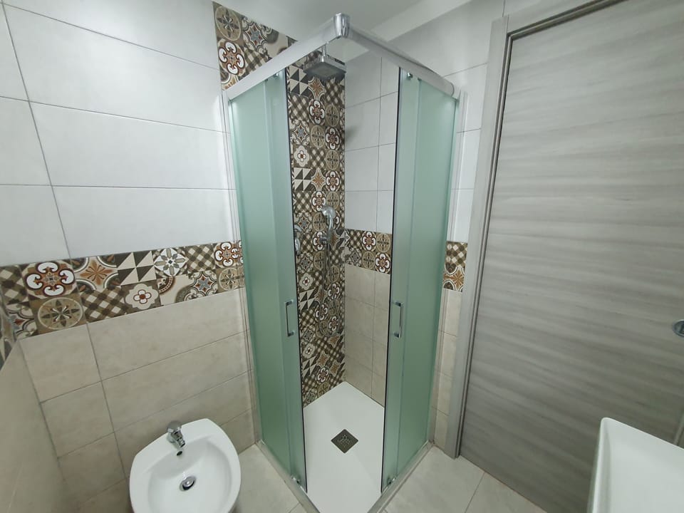 Premium Quadruple Room | Bathroom | Shower, free toiletries, hair dryer, bidet