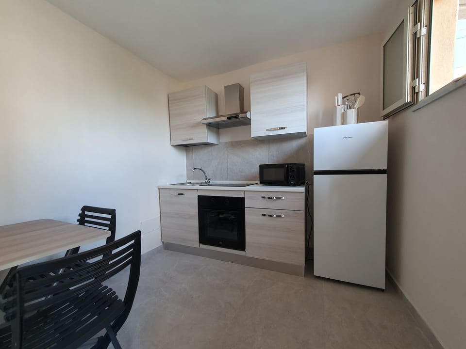 Luxury Quadruple Room | Private kitchen | Oven, electric kettle