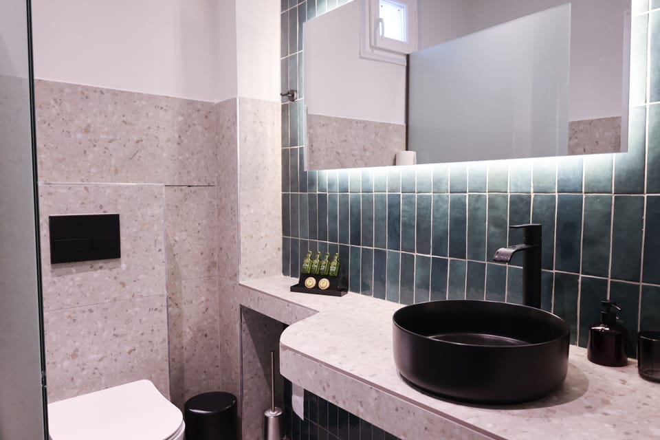 Design Room | In-room safe, blackout drapes, soundproofing, iron/ironing board