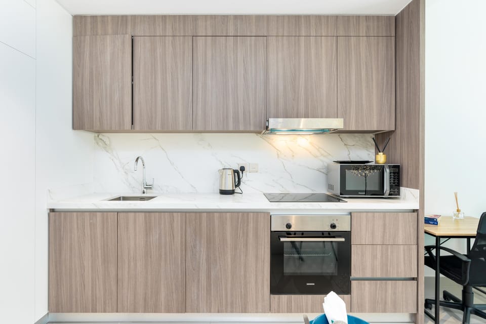 Family Apartment | Private kitchen | Fridge, microwave, oven, electric kettle