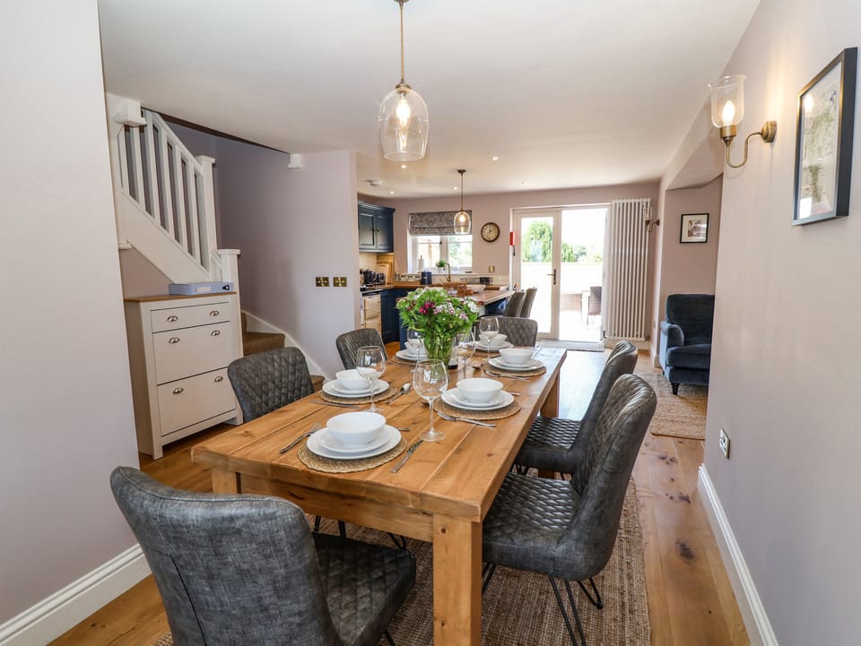 Cottage | Dining