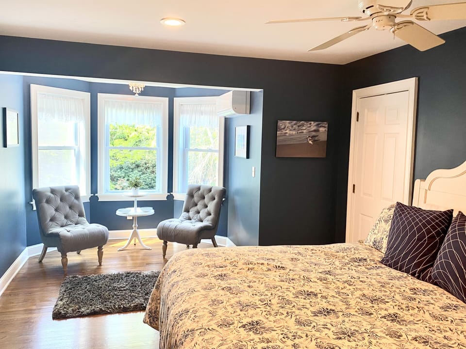 Premium Suite, 1 King Bed, Garden View | Premium bedding, iron/ironing board (on request), WiFi (free)