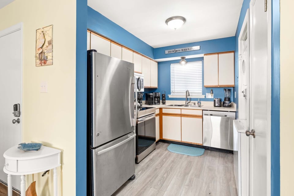Condo, Multiple Beds, Pool Access, Garden View (0 - No Pets Allowed) | Private kitchen | Fridge, microwave, oven, dishwasher