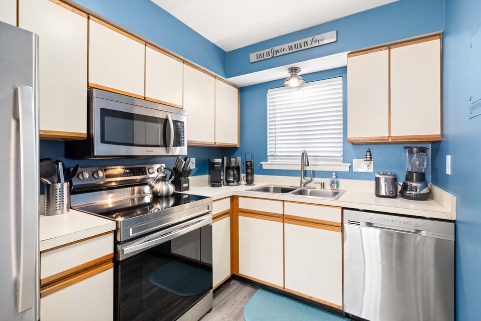 Condo, Multiple Beds, Pool Access, Garden View (0 - No Pets Allowed) | Private kitchen | Fridge, microwave, oven, dishwasher