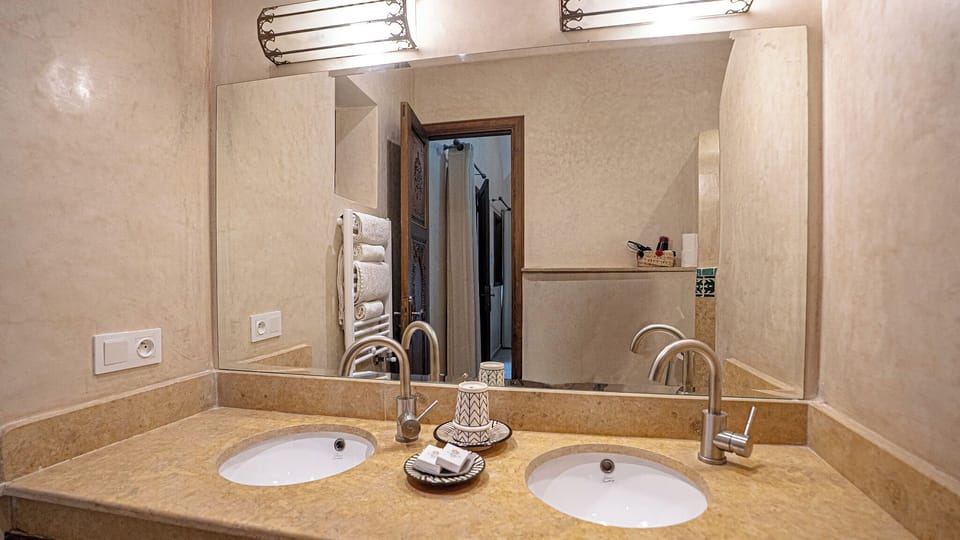 Standard Double Room | Bathroom | Shower, rainfall showerhead, free toiletries, hair dryer