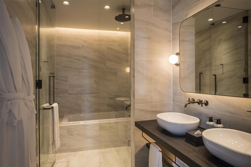 Deluxe Suite, 1 King Bed, City View, Corner | Bathroom | Free toiletries, hair dryer, bathrobes, slippers