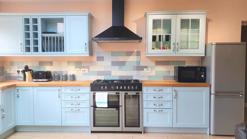 Family House | Private kitchen | Full-size fridge, microwave, oven, stovetop