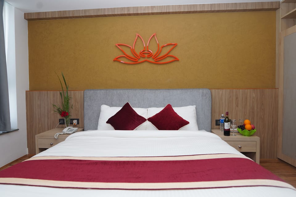 Hypo-allergenic bedding, minibar, desk, laptop workspace