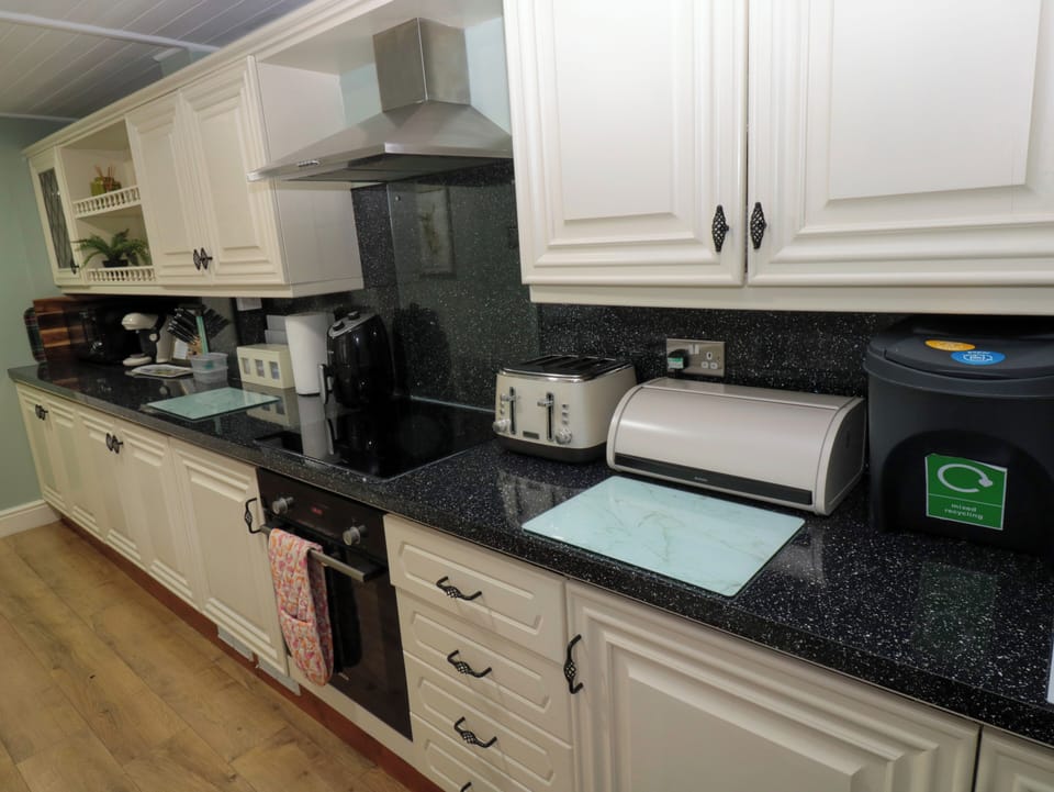 Cottage | Private kitchen | Fridge, dishwasher, electric kettle, toaster