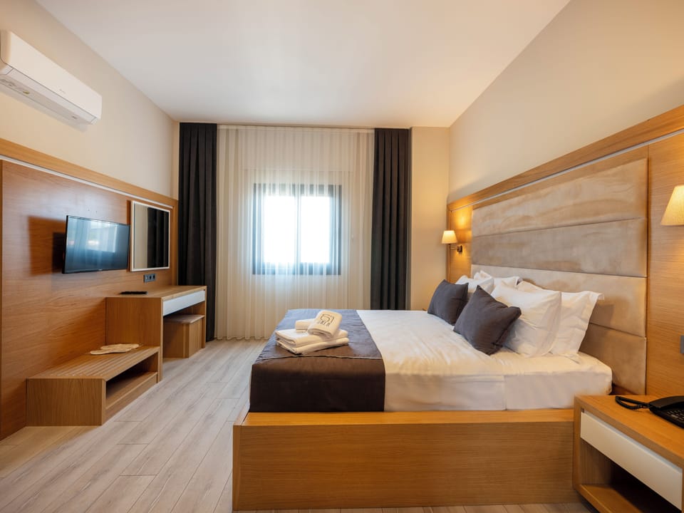Teras Suite | Hypo-allergenic bedding, free minibar items, in-room safe