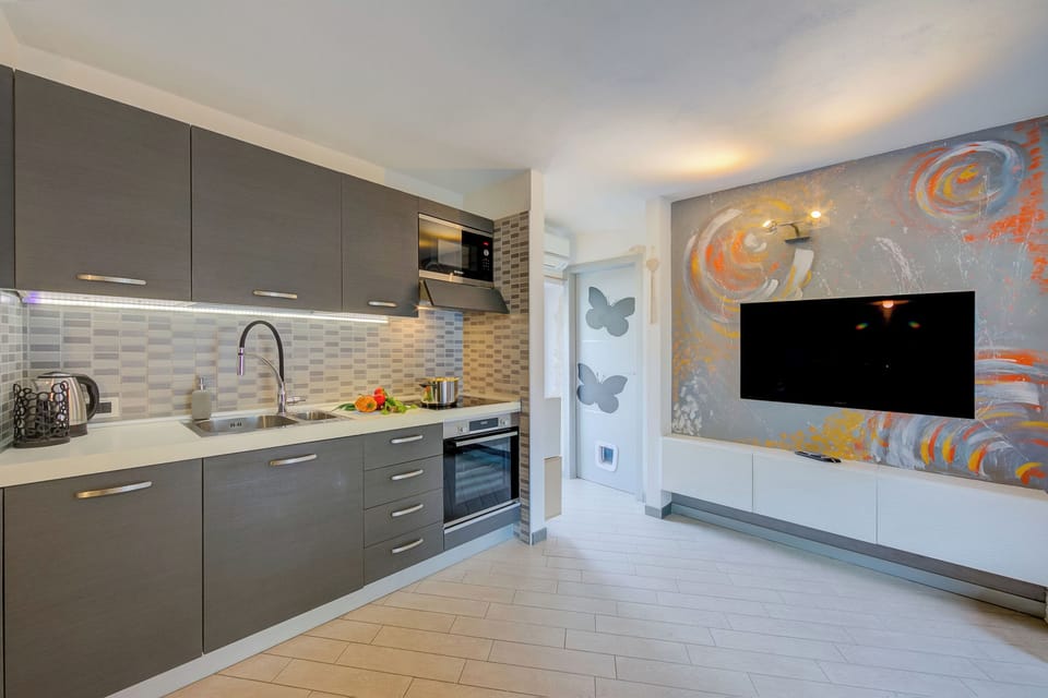 Family Apartment, Multiple Bedrooms (Casa Gio Few Minutes from the Lake) | Private kitchen | Fridge, microwave, oven, stovetop