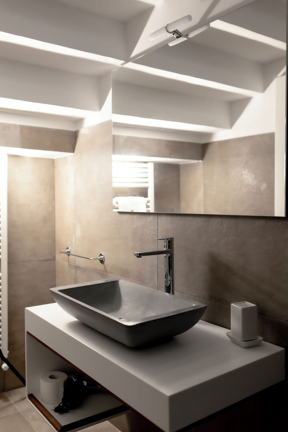 Camera Deluxe Donna Rossa | Bathroom | Shower, hydromassage showerhead, free toiletries, hair dryer