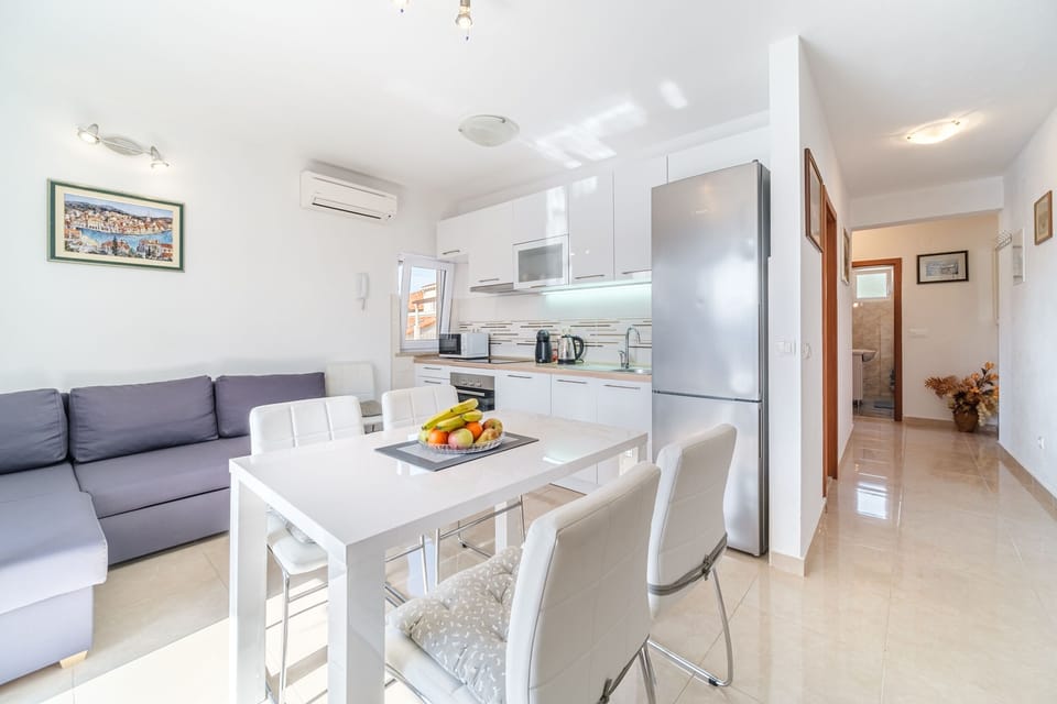 Apartment (A1) | Dining