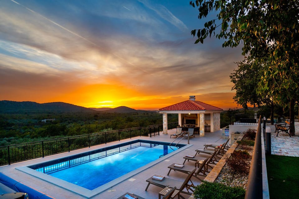 Outdoor pool, a heated pool, open open 24 hours, sun loungers