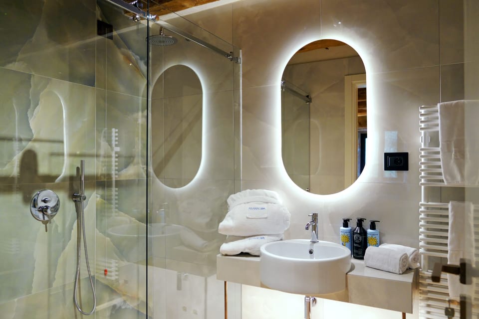 Deluxe Room | Bathroom