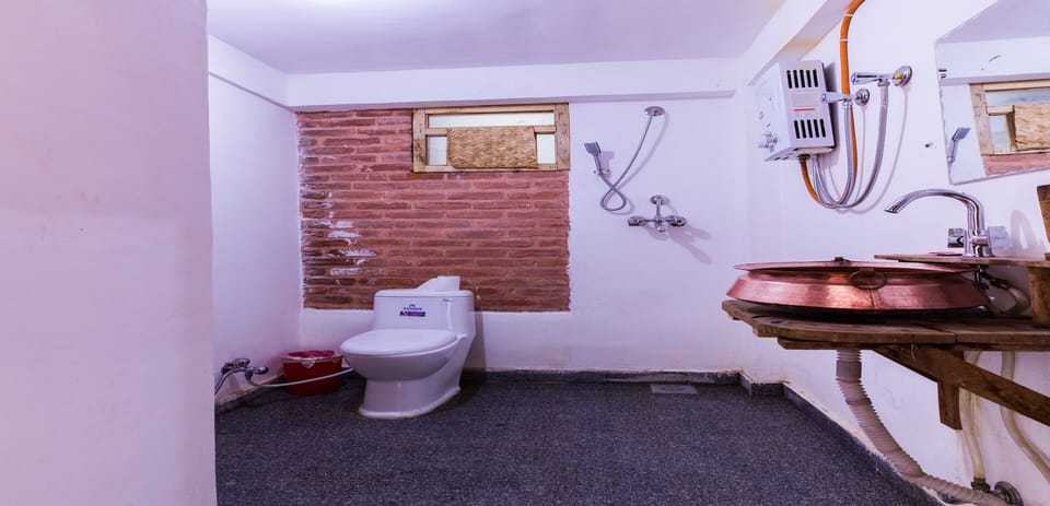 Standard Room | Bathroom | Shower, rainfall showerhead, towels, soap