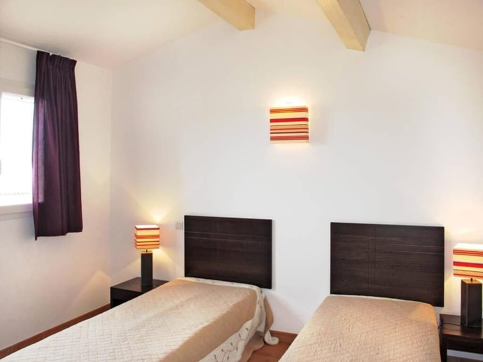 2 bedrooms, cribs/infant beds, wheelchair access