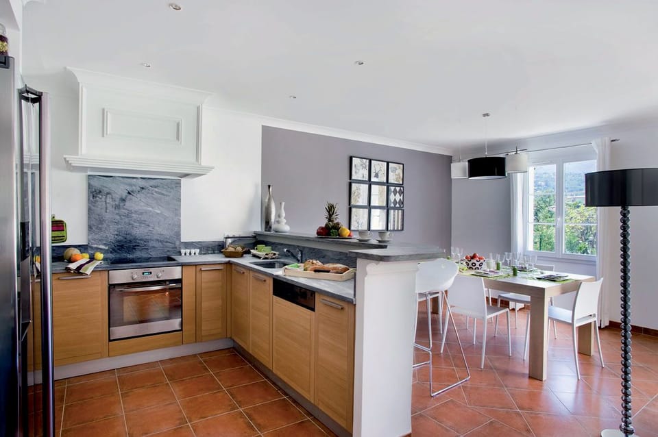 Business Villa | Private kitchen | Full-size fridge, microwave, oven, stovetop