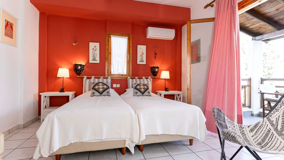 Standard Room | In-room safe, iron/ironing board, WiFi (free), bed sheets