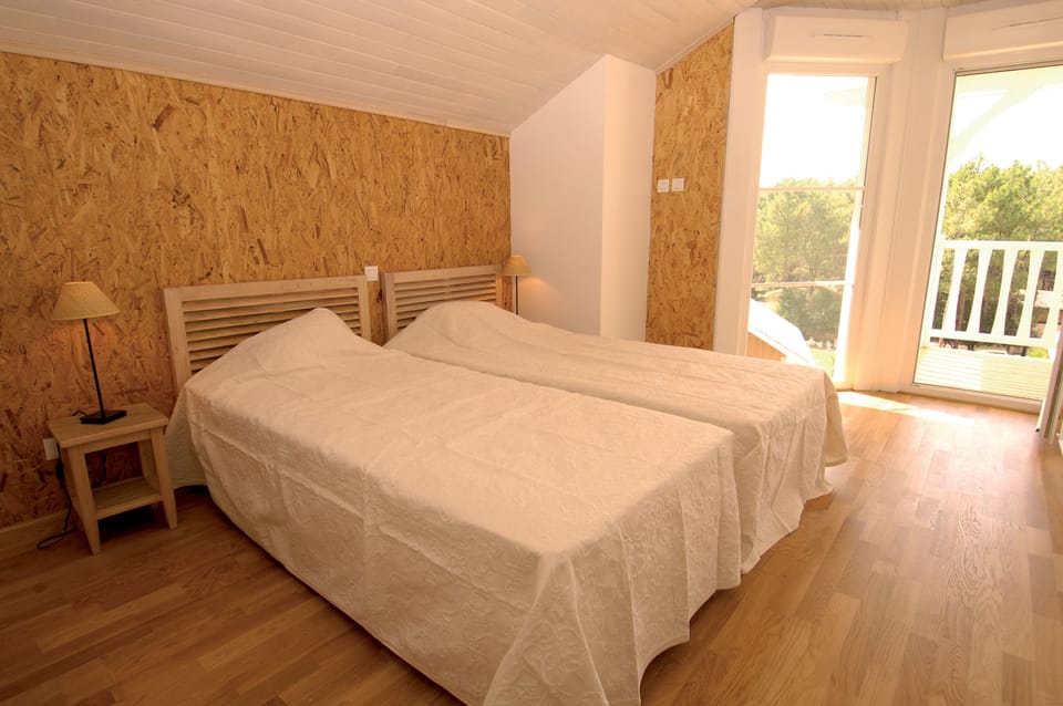 Iron/ironing board, cribs/infant beds