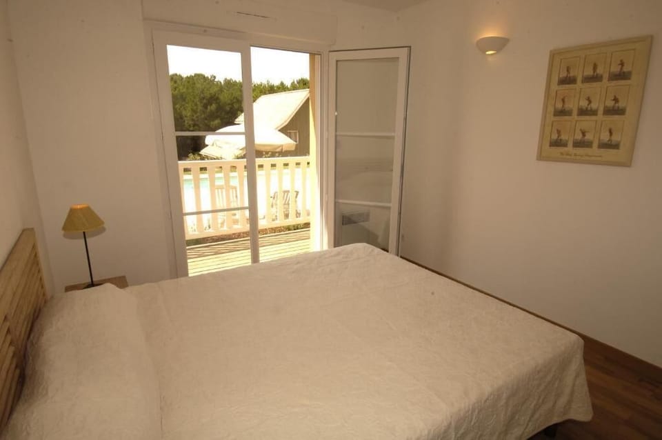 Iron/ironing board, cribs/infant beds