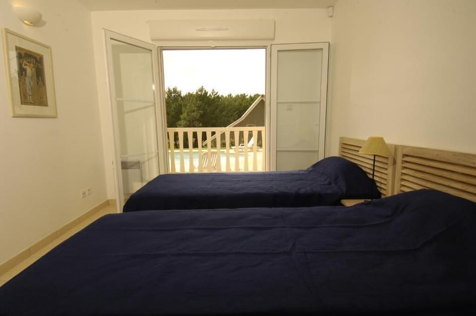 Iron/ironing board, cribs/infant beds