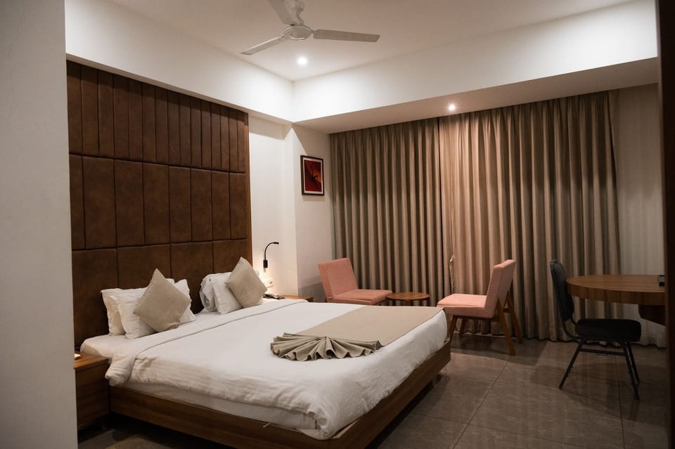 Deluxe Room | Pillowtop beds, iron/ironing board, free WiFi