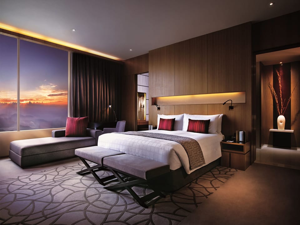 Minibar, in-room safe, desk, iron/ironing board
