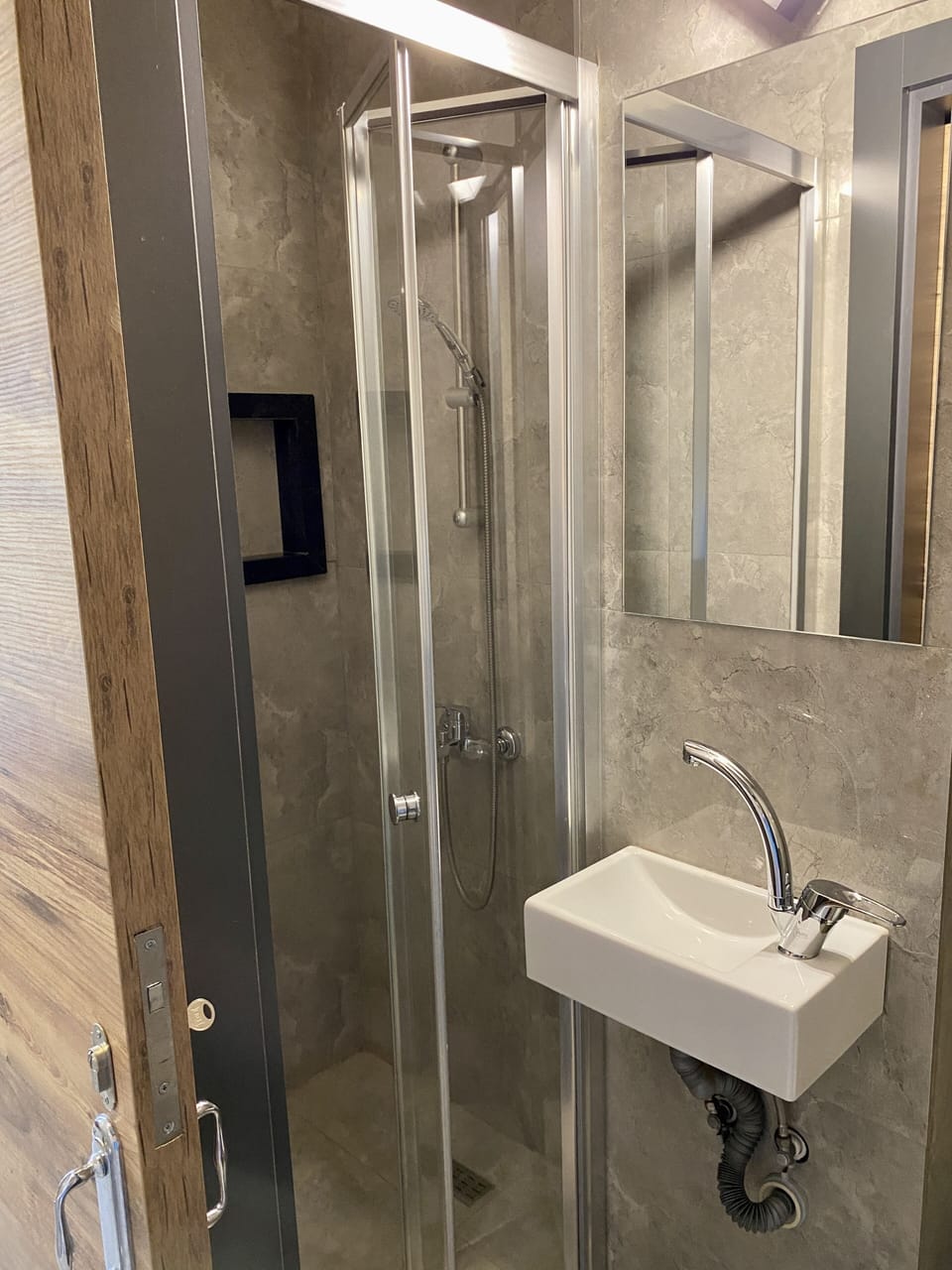 Classic Single Room | Bathroom | Shower, free toiletries, hair dryer, slippers
