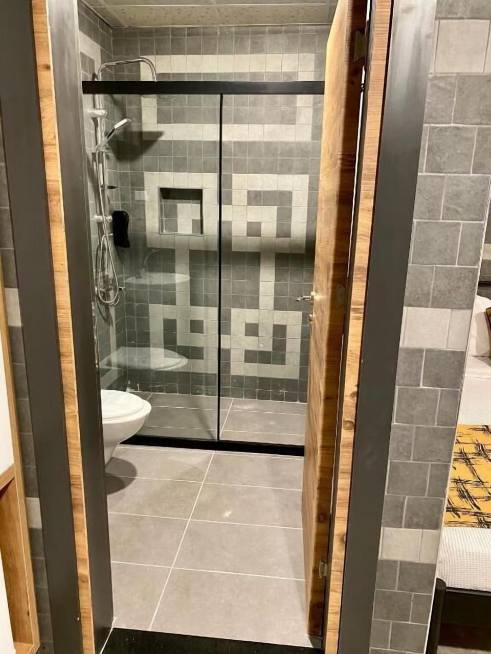 Family Quadruple Room | Bathroom | Shower, free toiletries, hair dryer, slippers