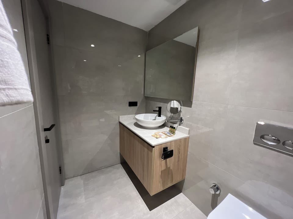 Superior Room | Bathroom | Free toiletries, hair dryer, slippers, towels