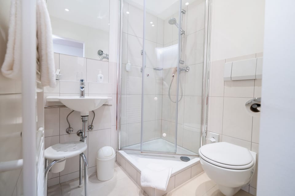 Single Room | Bathroom | Shower, hair dryer, bathrobes, towels