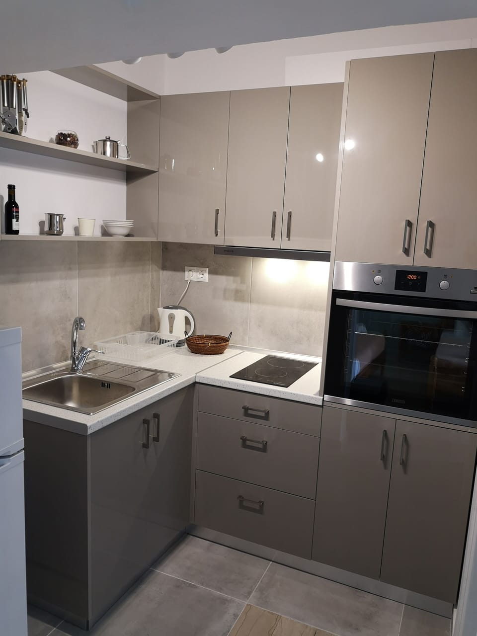 Classic Quadruple Room | Private kitchen | Fridge, coffee/tea maker, electric kettle
