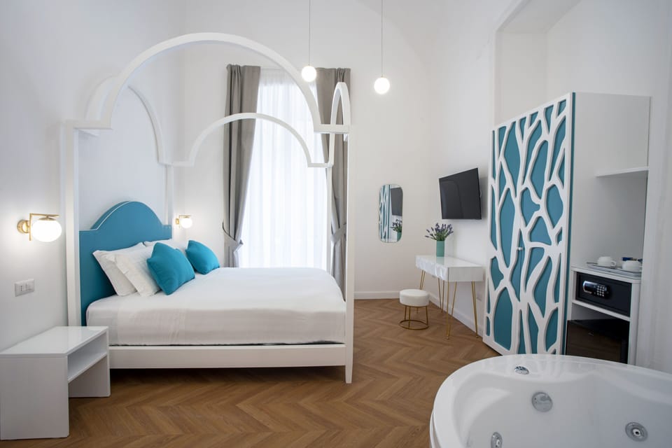 Deluxe Room, 1 King Bed, Hot Tub | Minibar, in-room safe, desk, blackout drapes