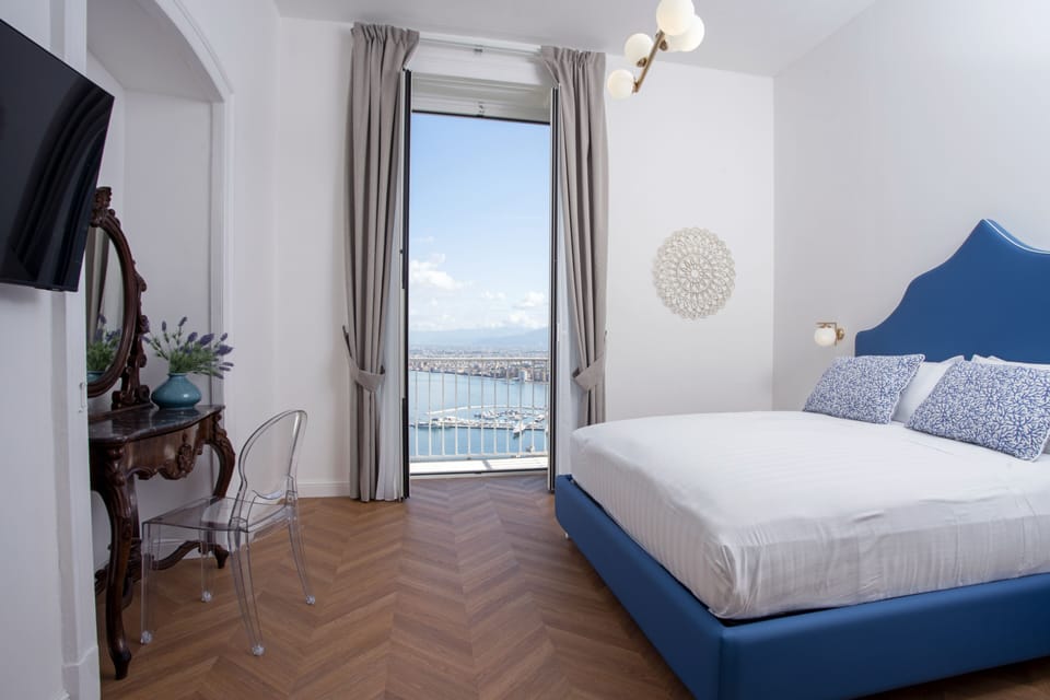 Deluxe Room, 1 King Bed, Hot Tub | Bathroom | Shower, rainfall showerhead, free toiletries, hair dryer