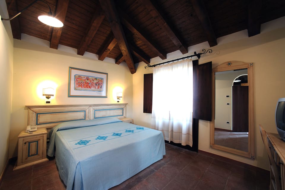 Minibar, cribs/infant beds, internet, bed sheets